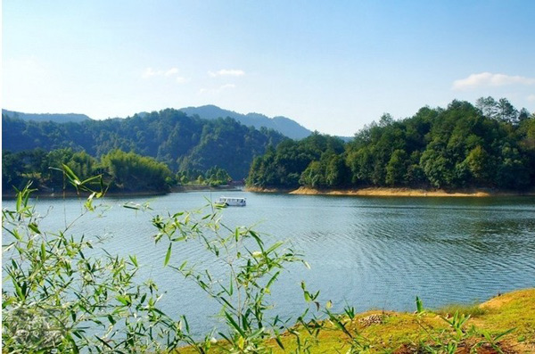 长沙.韶山.张家界.金鞭溪.黄龙洞或宝峰湖.红石林.凤凰古城 庐山.婺源.三清山.三溪大峡谷.景德镇 单飞单卧13日游