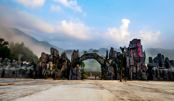 贵州经典之旅黄果树.西江千户苗寨.青岩古镇.天河潭 四飞5日纯玩游